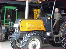 Die Jungbauern am Traktor