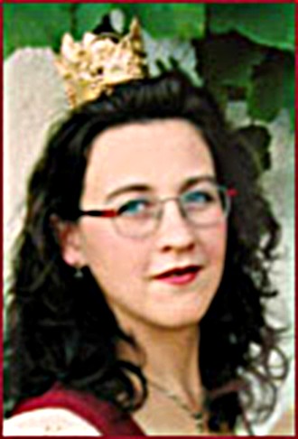 Maria Fleck mit der Krone der Gebietsweinkönigin